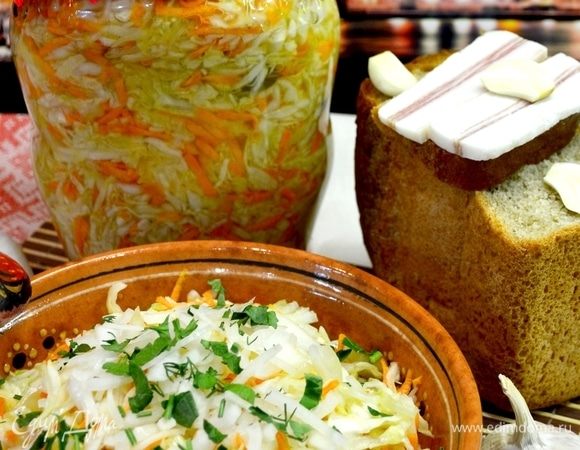 Я обычно с вечера готовлю и на утро перекладываю капусту в банки и в холодильник.