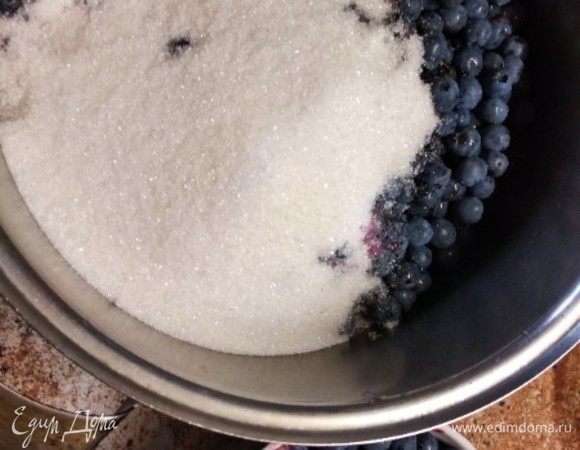 Добавить сахар к ягодам.