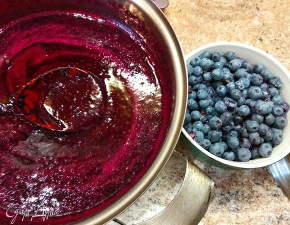 Измельчить блендером, оставить небольшую часть ягоды целыми.