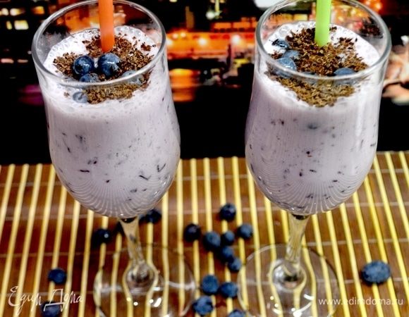 Сразу готовим вкусный коктейль) Способ приготовления: ягоды, кефир, мед взбить блендером. При подаче налить в бокал, посыпать стружкой шоколада, добавить целых ягод. Угощайтесь!