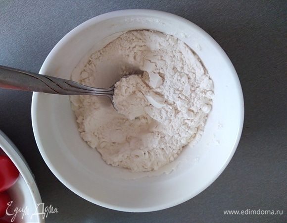 Муку смешать с разрыхлителем. Листики базилика нарезать, несколько оставить для украшения.