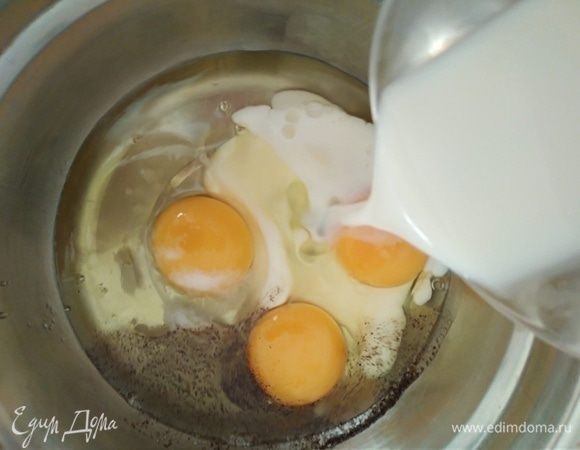 Взбить яйца, соль, перец и молоко венчиком до пышности.