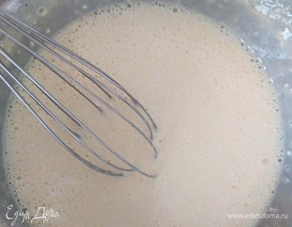 Всыпать муку с разрыхлителем и взбить венчиком.
