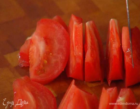 Помидоры разрезать на дольки.