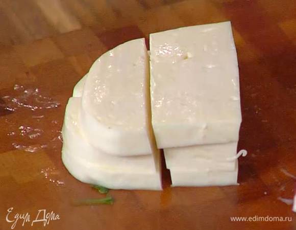 Сулугуни нарезать небольшими кусочками.