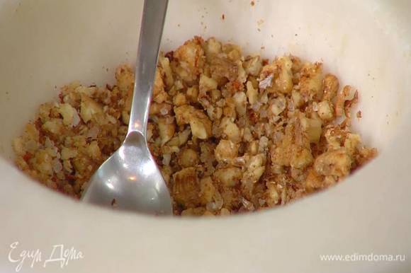Грецкие орехи и сванскую соль растереть в ступке, затем добавить кориандр, хмели сунели и все перемешать.