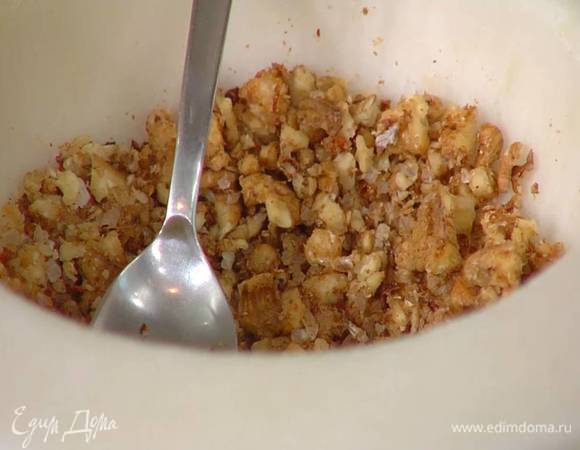 Грецкие орехи и сванскую соль растереть в ступке, затем добавить кориандр, хмели сунели и все перемешать.