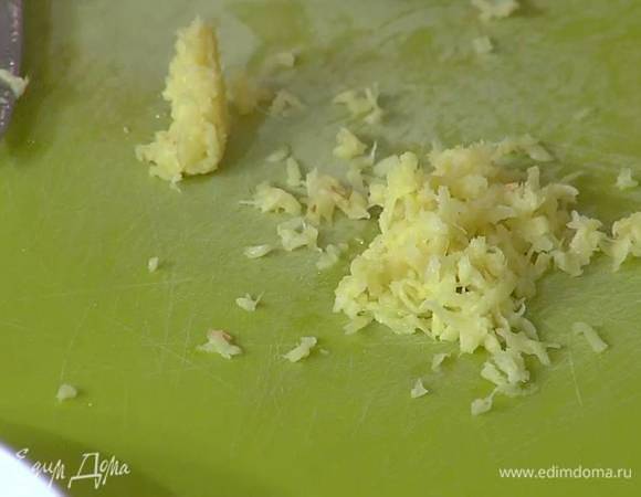 Имбирь почистить и натереть на мелкой терке — должна получиться 1/2 ч. ложки.