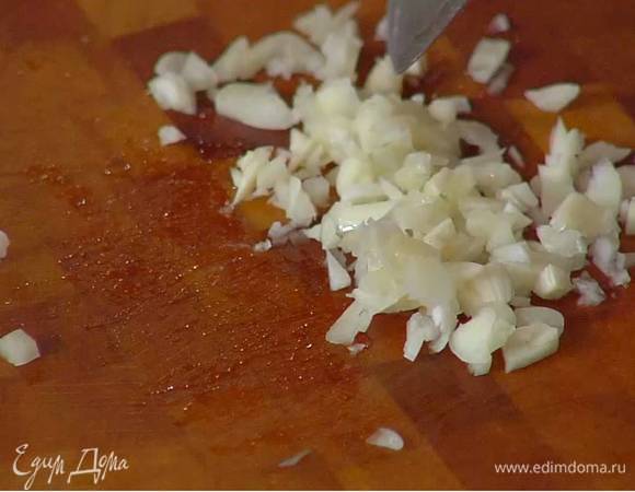 Весь чеснок почистить и мелко порезать.