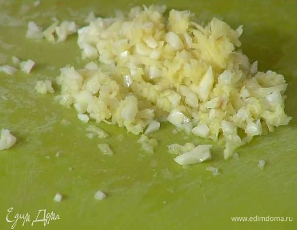 Натертый имбирь и половину измельченного чеснока перемешать и мелко порубить.