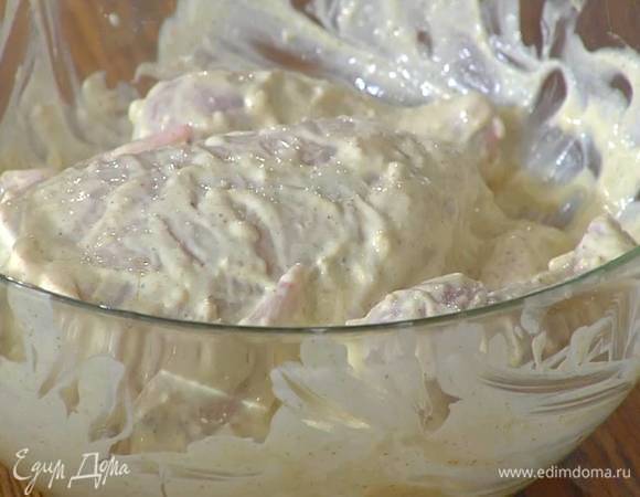 По всей тушке цыпленка сделать острым ножом небольшие надрезы, натереть ее маринадом и дать постоять 30 минут.