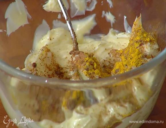 Приготовить пряное масло: в предварительно размягченное сливочное масло добавить оставшийся измельченный чеснок, сванскую соль, уцхо-сунели, зиру, корицу, куркуму, кориандр, сухой имбирь, кайенский и острый перец, и все перемешать.