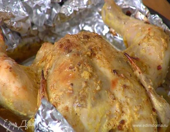 Небольшой глубокий противень выстелить фольгой, так чтобы один край свешивался из формы, выложить цыпленка, накрыть краем фольги и запекать около 40 минут, затем полить выделившимся соком, открыть фольгу и запекать еще минут 20–30 до образования хрустящей корочки.
