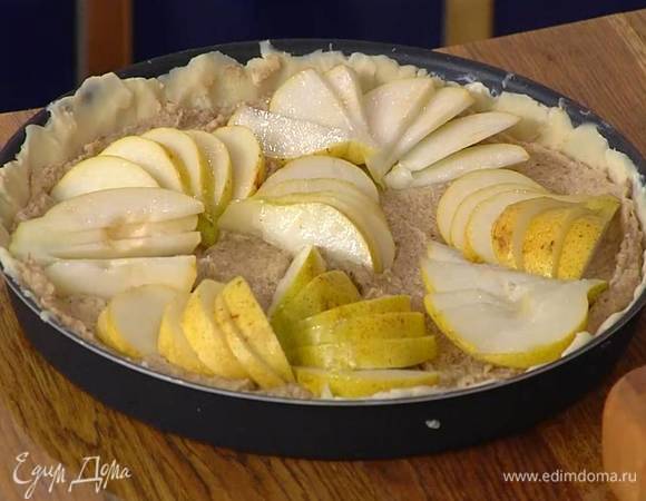 В форму с подмороженным тестом равномерно выложить марципановую пасту, сверху разложить груши.