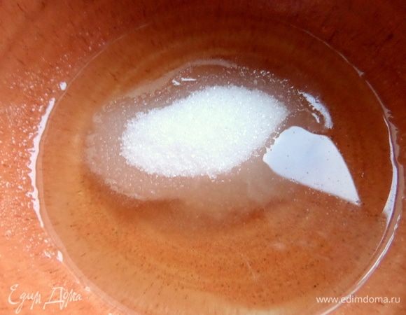 В масло без запаха всыпать сахар и ваниль.