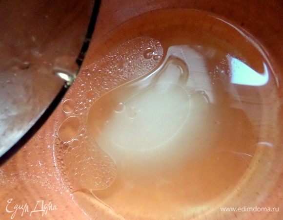 Рассол нагреть в СВЧ около минуты и влить в масло.