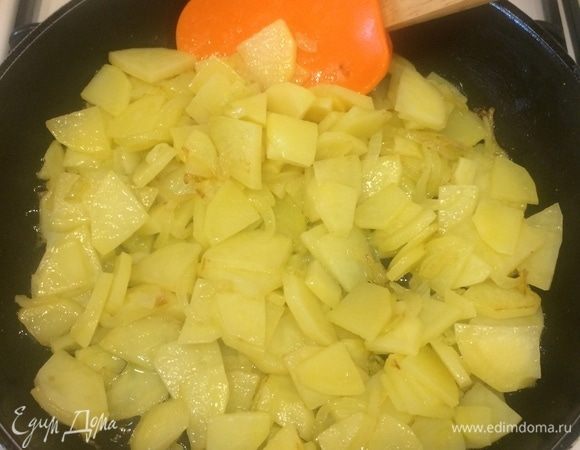 Лук и картофель мелко нарезать. В сковороде с толстым дном разогреть масло, добавить лук и жарить 3–4 мин., затем добавить картофель, перемешать, накрыть крышкой и жарить до готовности.
