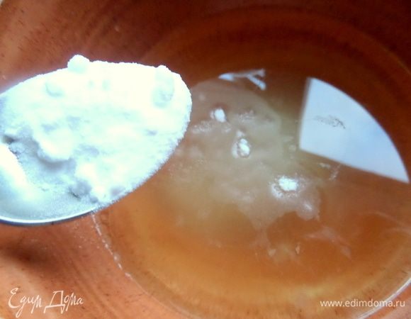 Всыпать соду, размешать, пойдет реакция.