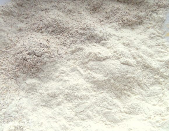 Смешать оба вида муки.