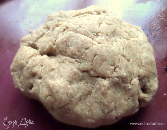 Потом замесить рукой. Если не склеивается в шар — добавить воды 1–2 ложки.