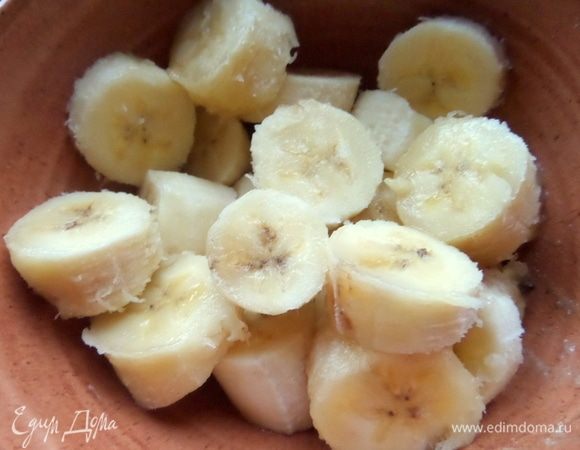 Для начинки размять переспелые бананы вилкой.