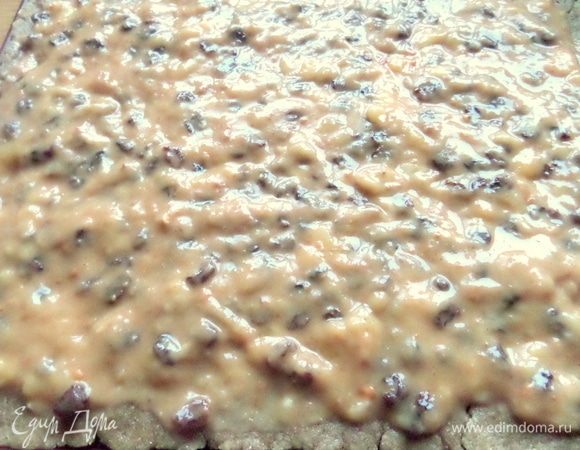 Тесто раскатать в прямоугольник не слишком тонко.