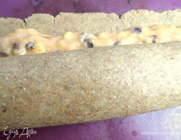 Нанести начинку и скрутить в рулет.