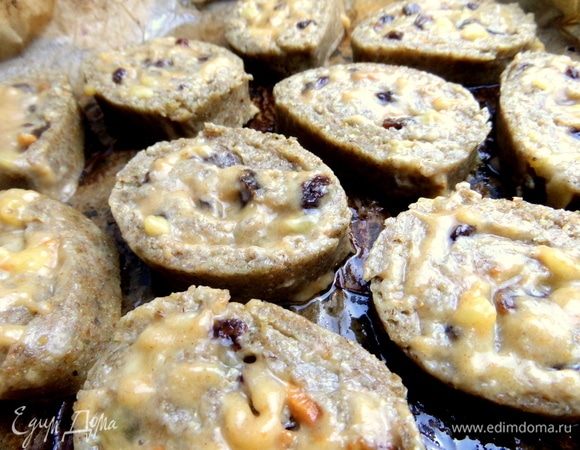 Перенести на смазанную маслом бумагу для выпечки. Начинка в духовке схватится.