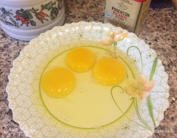 Яйца слегка взбить венчиком.
