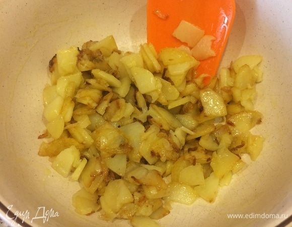 Готовый картофель переложить в миску и дать слегка остыть 3–4 мин.