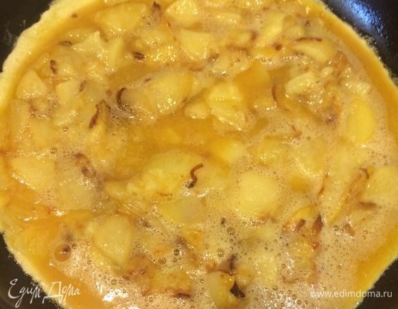 Сковороду, в которой мы жарили картофель, хорошо разогреть, вылить массу и разровнять.