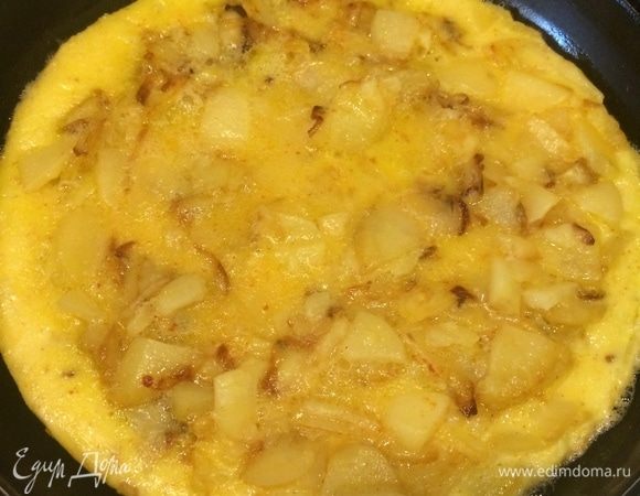 Накрыть крышкой, убавить огонь и жарить 3–5 мин.