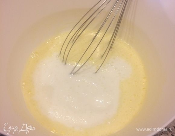 Затем добавить мацони и аккуратно перемешать ложкой или венчиком.