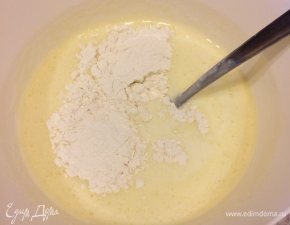 Затем добавить муку, соль и еще раз перемешать, но не надо очень долго все перемешивать.