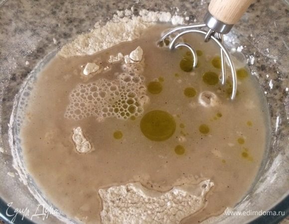 Солод залить кипятком, перемешать (должна получиться густая кашица), накрыть и дать постоять 5–10 мин. В миску просеять оба вида муки, добавить дрожжи, сахар, соль и все хорошо перемешать. Затем добавить остывший солод, воду, масло и хорошо все перемешать.