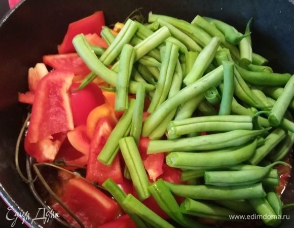 Когда мясо будет готово, можно добавить чабер и овощи: перец и стручковую фасоль. Тушить 20–30 минут до готовности фасоли. Овощи могут быть любыми на ваш вкус. Зимой будет очень вкусно заменить стручковую на отваренную или консервированную белую фасоль.