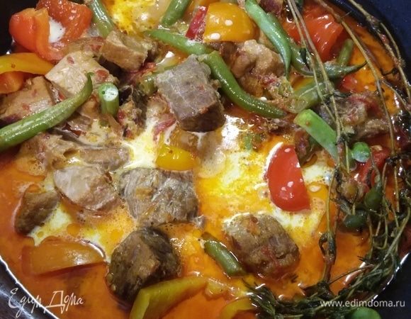 В конце влить сливки (можно заменить на 200 г сметаны), прогреть. Попробовать на соль и перец. Блюдо готово. Подавать по желанию со свежей зеленью. Гарнир к жаркому подойдет любой.