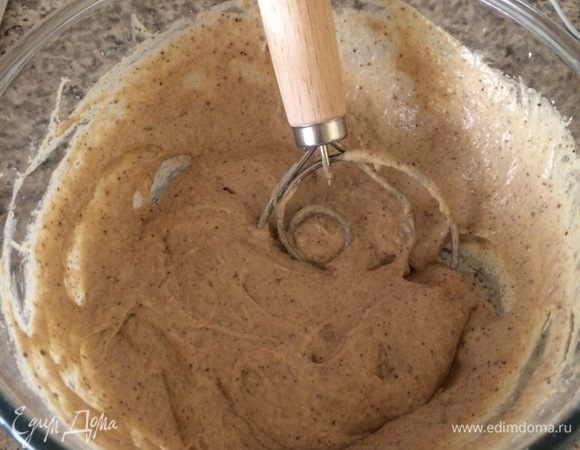 Тесто получается жидкое, и руками месить мы его не сможем, поэтому, если хотите месите его миксером (с насадкой крюк) 5 минут или специальной хлебной ложкой для теста.