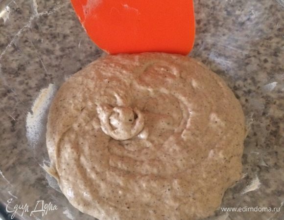 После того как мы замесили тесто, скребком снимаем тесто со стенок миски, накрываем пленкой и оставляем на 1 час.