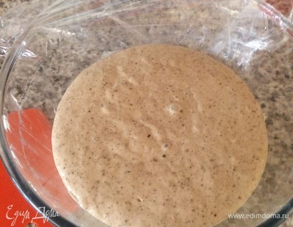 Спустя час обминаем, накрываем пленкой и оставляем еще на один час или полтора.