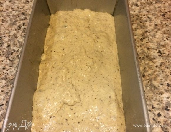 Тесто перемешиваем, а затем переливаем в форму.