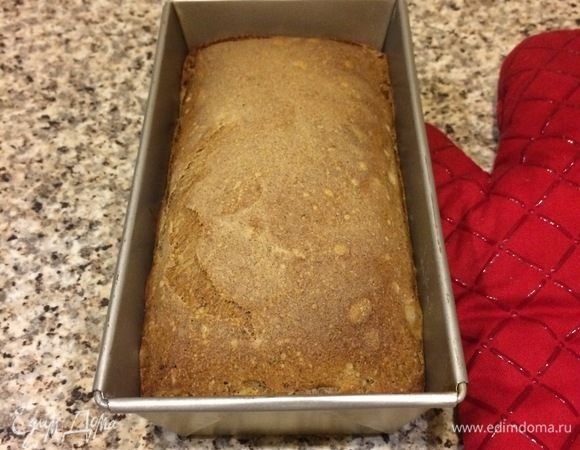 Нагреваем духовку до 240°C, выпекаем хлеб 10 мин. при 240°C, а потом уменьшаем t до 200°C и выпекаем еще 30–35 мин. Ориентируйтесь по своей духовке!