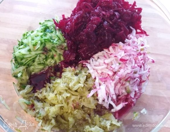 Свеклу тщательно помыть и отварить в кожуре. Я добавляю при варке немного уксуса, чтобы свекла сохранила свой яркий цвет. Остудить, очистить и натереть на терке. Свекольный отвар нам понадобится. Оба вида огурцов и редиску также натереть на терке.