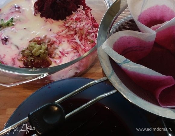 Залить овощи кефиром. Свекольный отвар я процеживаю через бумажную салфетку и затем так же заливаю (приблизительно 300–400 мл, ориентируюсь по густоте супа).