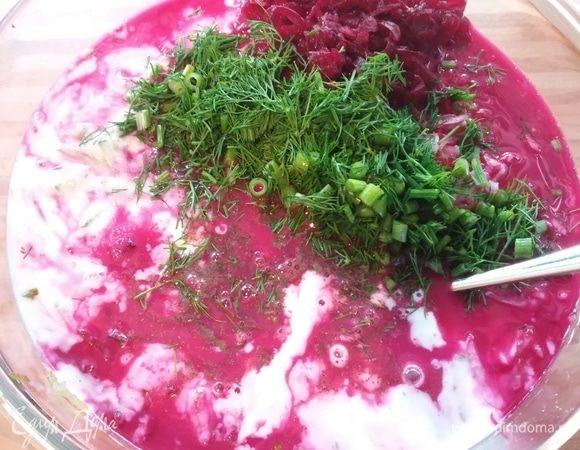 Измельчить укроп (по желанию также и петрушку), добавить в свекольник, посолить, поперчить и добавить уксус и сахар по вкусу. Кисло-сладкий баланс в данном рецепте очень важен и должен быть ярко выражен. Свекольный отвар уже содержит кислоту от уксуса, а свекла по природе обладает сладким вкусом. Дополнительные уксус и сахар только подчеркнут этот баланс. Когда свекольник готов, отправьте его в холодильник на несколько часов, он станет вкуснее.