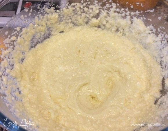 В миске взбить сливочное масло комнатной температуры с обычным и ванильным сахаром. Добавить яйцо и еще раз взбить. Затем добавить творог (предварительно размяв его вилкой), майонез и еще раз взбить массу миксером. Муку просеять с разрыхлителем и солью и начать постепенно добавлять ее в творожную массу.