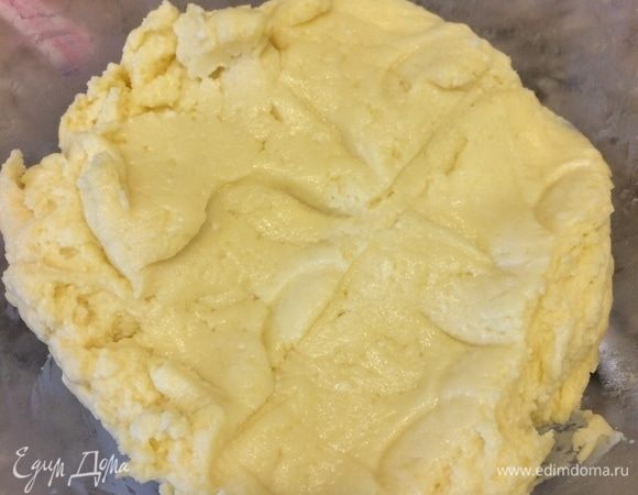 Замесить тесто, накрыть миску с тестом пленкой и отправить в холодильник на 30–40 минут.