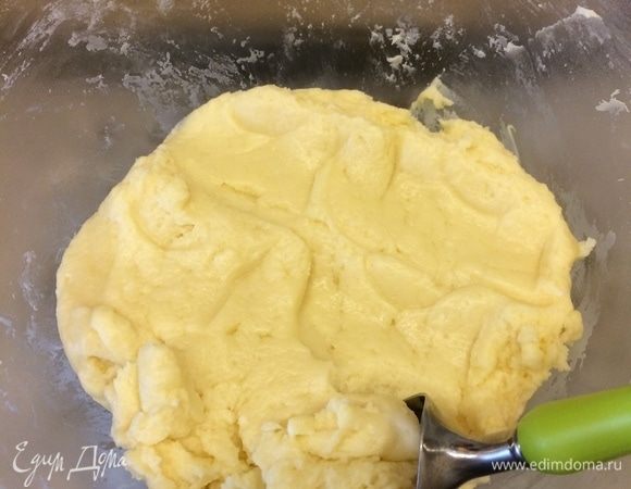 Духовку нагреть до 180–190°C. Из теста сформировать шарики.