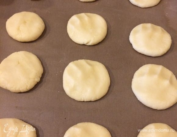 Положить на противень и приплюснуть шарики рукой.