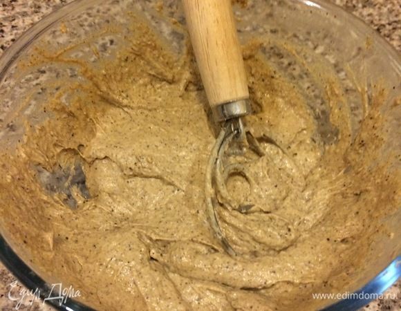 Тесто не месим, а просто все хорошо перемешиваем большой деревянной ложкой. На это у нас уйдет 3–4 минуты. Вот такое должно получиться тесто.